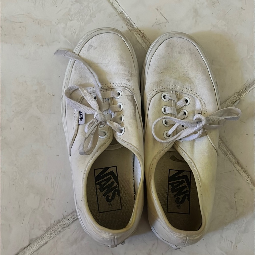 Vans Size 5.5 White.. will be cleaned and washed! Please contact me if you want.